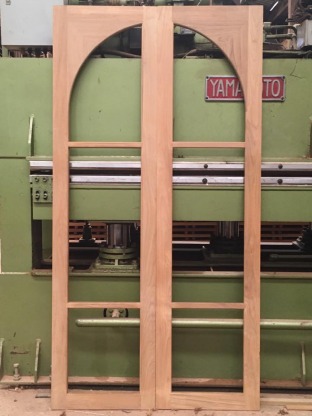 โรงงารผลิตบานประตูโค้งไม้สัก บานคู่ - โรงงานผลิตประตูไม้ บ้วนเซ่งไถ่